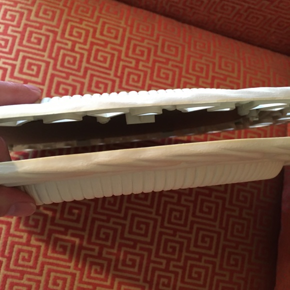 Home Interiors “Wicker-styled” white plastic wall art set includes 2 Butterflies - Picture 6 of 11